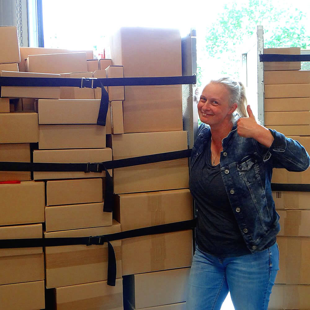Simone Wertz bei der Warenkontrolle
