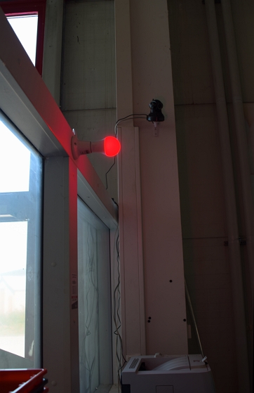 Eine mit JTL-Wawi gesteuerte, rot leuchtende Lampe, sobald eine neue Bestellung eingeht