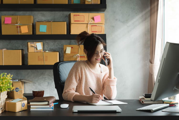 Omnichannel Frau Shop Bestellung