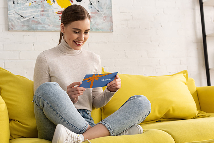 JTL-Vouchers: Eine Kunden freut sich über einen Geschenkgutschein.