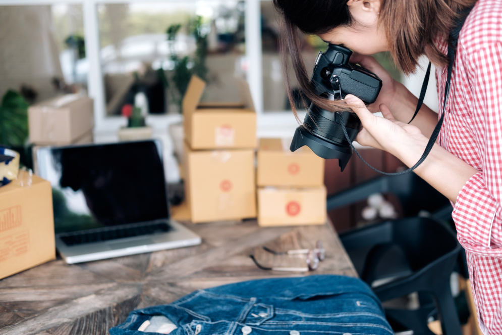 Produktfotografie: Frau fotografiert Jeansjacke