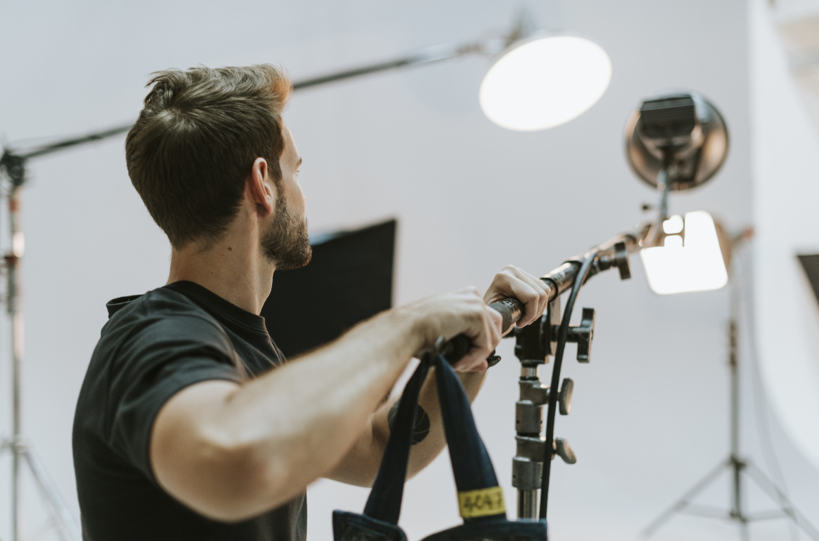 Produktfotografie für Onlineshops: Mann stellt Licht ein