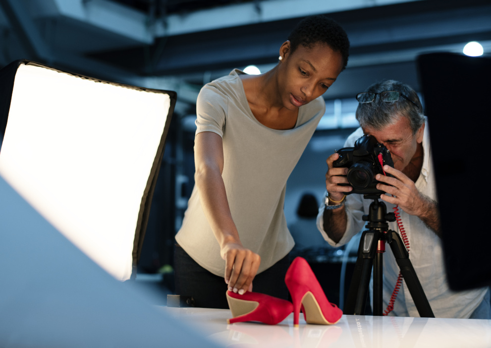 Produktfotografie: Menschen fotografieren roten Schuh