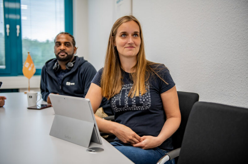 Maria JTL-Mitarbeiterin im Meeting