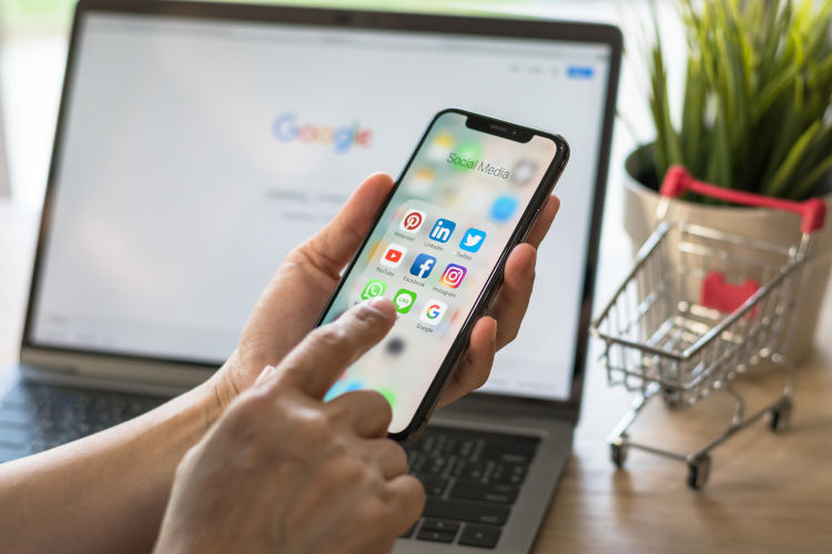 Smartphone und Laptop: Social Media im E-Commerce nutzen