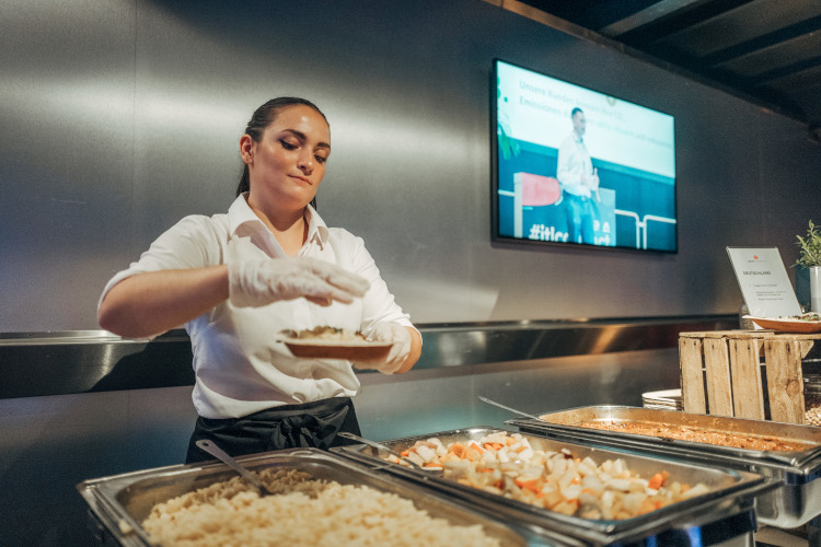 JTL-Connect 2022: Frau bereitet Essen zu