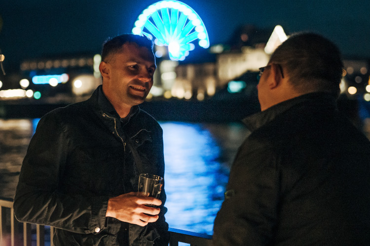 JTL-Connect 2022: Männer trinken Cocktails